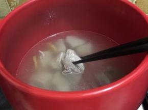 用筷子戳能戳透即可，省下的汤，是非常鲜美的瘦肉汤，别浪费哦