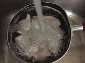 冷水冲洗去浮沫