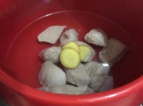 放入沸水中煲煮