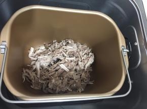 压好是这样的，把敲碎的肉丝放入面包机的内桶中