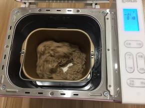 把所有的肉，都放入搅拌桶。