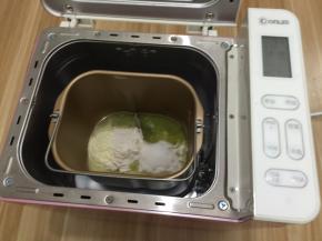 把油皮中的材料都投进面包机桶内(东菱T15W)
