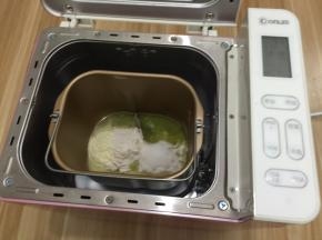 把油皮中的材料都投进面包机桶内(东菱T15W)