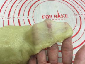 揉至面团能拉出有弹性的薄膜