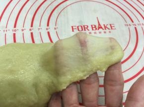 揉至面团能拉出有弹性的薄膜