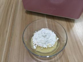 这时候准备油酥部分，用刮刀拌匀