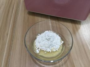 这时候准备油酥部分，用刮刀拌匀