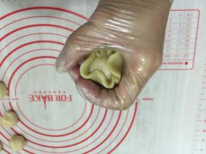 每份油皮包上一个油酥