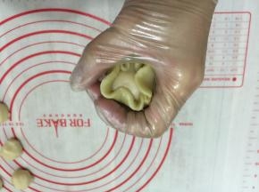 每份油皮包上一个油酥