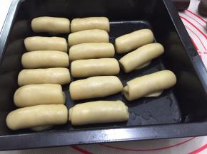 第一次擀卷后放盘中用保鲜膜封住放冰箱醒10分钟