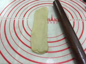 将醒好后的酥皮再次用擀面杖擀长