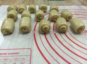 第二次擀卷后再放在盘中用保鲜膜封住醒10分钟