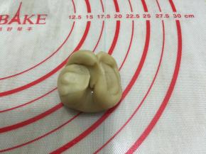  两头往中间折叠压扁擀成中间厚四周薄的圆皮