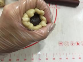 用虎口把面团收紧