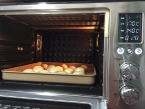 送进预热好的烤箱上火170度下火140度20分钟