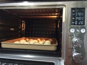 送进预热好的烤箱上火170度下火140度20分钟