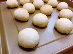 按个人喜欢，可以刷蛋液或用色素点上自己喜欢的花纹