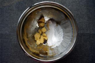 黄油软化后加入糖粉，用打蛋器稍微搅拌一下，避免打发时糖粉飞溅