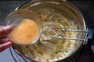 分两次加入全蛋液，每一次都待搅打融合后再加入下一次