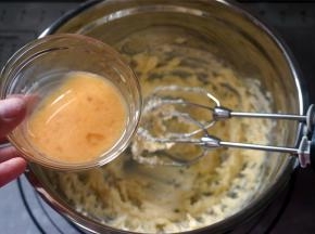 分两次加入全蛋液，每一次都待搅打融合后再加入下一次