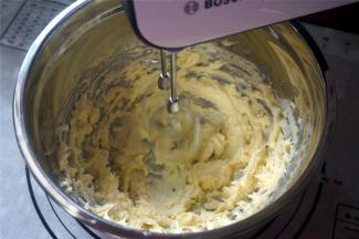 用电动打蛋器搅打至顺滑状态