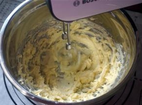 用电动打蛋器搅打至顺滑状态