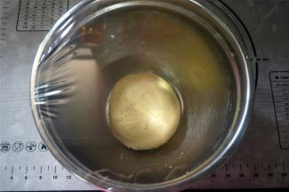 拌至无干粉，成为一个湿润的面团，盖上保鲜膜，放入冰箱保鲜层冷藏30分钟