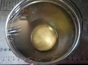 拌至无干粉，成为一个湿润的面团，盖上保鲜膜，放入冰箱保鲜层冷藏30分钟