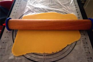 将面团装入保鲜袋里，然后用擀面杖擀开，面片厚度为0.6厘米