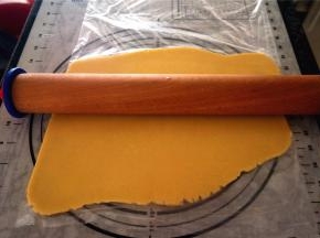 将面团装入保鲜袋里，然后用擀面杖擀开，面片厚度为0.6厘米