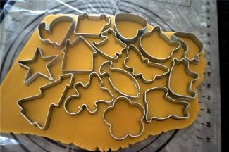 撕开保鲜袋，将模具印到面片上，然后整体拖至烤盘里，放入冰箱冷冻10分钟，使面片有一定的硬度再脱模