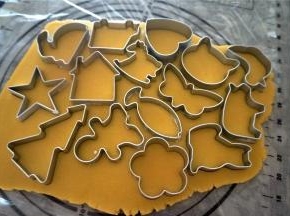 撕开保鲜袋，将模具印到面片上，然后整体拖至烤盘里，放入冰箱冷冻10分钟，使面片有一定的硬度再脱模