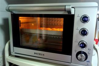 放入预热好的烤箱中层，上下火175度烤15分钟