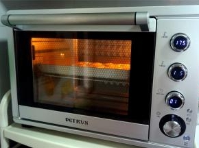 放入预热好的烤箱中层，上下火175度烤15分钟