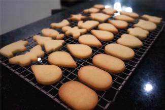 将烤好的饼干转移到冷却架上冷却，备用