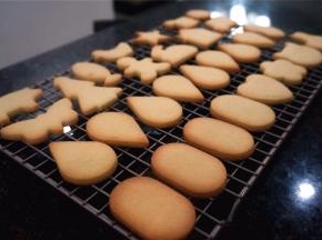 将烤好的饼干转移到冷却架上冷却，备用