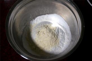 冷却饼干的同时，制作糖霜：糖粉加入蛋白 粉，放入深盘里
