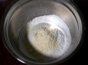 冷却饼干的同时，制作糖霜：糖粉加入蛋白 粉，放入深盘里