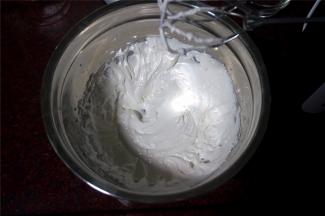 分次加入共35克的温开水，用打蛋器打发，成为浓稠的糖霜