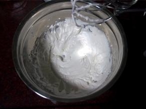 分次加入共35克的温开水，用打蛋器打发，成为浓稠的糖霜