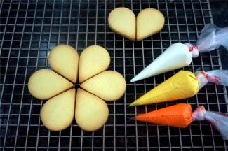 将调好的糖霜装入裱花袋，准备开始填色