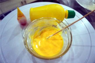 取一大勺浓稠糖霜，加入黄色素，柠檬汁，调制成软硬度适中的稀糖霜，作填色用。其他颜色的糖霜做法一样。填色用稍微稀一点的糖霜，画线用浓稠糖霜，颜色用色素，调节浓稀程度可以用柠檬汁或凉开水