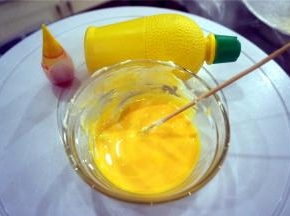 取一大勺浓稠糖霜，加入黄色素，柠檬汁，调制成软硬度适中的稀糖霜，作填色用。其他颜色的糖霜做法一样。填色用稍微稀一点的糖霜，画线用浓稠糖霜，颜色用色素，调节浓稀程度可以用柠檬汁或凉开水