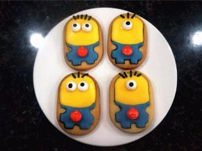 待主色晾干了六七成时，给小黄人粘上黑色的糖针做头发，并粘上小眼睛（单眼，双眼各两个），心口位置粘放入一个小南瓜糖珠