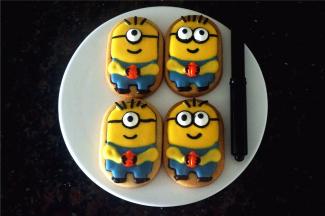 最后用可食用黑色素笔画上眼镜，嘴巴，小黄人完成