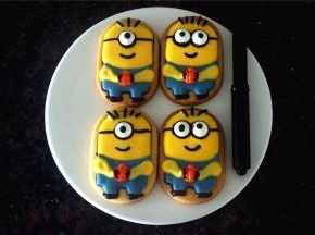 最后用可食用黑色素笔画上眼镜，嘴巴，小黄人完成