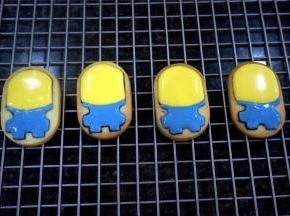 头部填上黄色糖霜，下身填上蓝色糖霜，填好色好放置一旁晾干约30分钟再继续。这个时候可以给其他卡通饼干填色，合理统筹时间