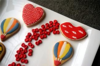 心形的糖霜饼干做法：先用红色填底色，然后用粉红色，白色，梅花间足地画平衡线，然后用牙签上下拉线，这是千叶文的画法。嘴型糖霜饼干的做法：先用红色填色，然后用白色糖霜画出一个个小椭圆形，然后用细针从椭圆形中上部往里拉入，拉一半即可，然后两端拉出尖尖，做就一个嘴唇的形状。更多的创意，留给大家可以发掘吧