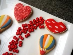 心形的糖霜饼干做法：先用红色填底色，然后用粉红色，白色，梅花间足地画平衡线，然后用牙签上下拉线，这是千叶文的画法。嘴型糖霜饼干的做法：先用红色填色，然后用白色糖霜画出一个个小椭圆形，然后用细针从椭圆形中上部往里拉入，拉一半即可，然后两端拉出尖尖，做就一个嘴唇的形状。更多的创意，留给大家可以发掘吧