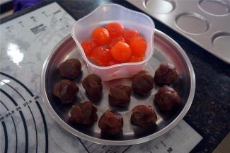 将红莲蓉分成18克一个，一共10个。